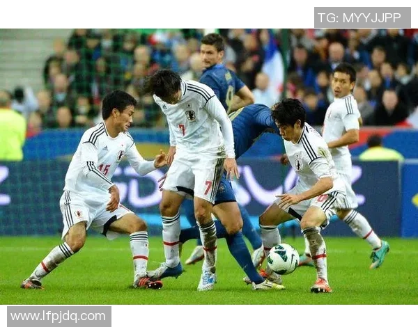 福冈黄蜂与群马的激烈对决展现足球魅力与团队精神